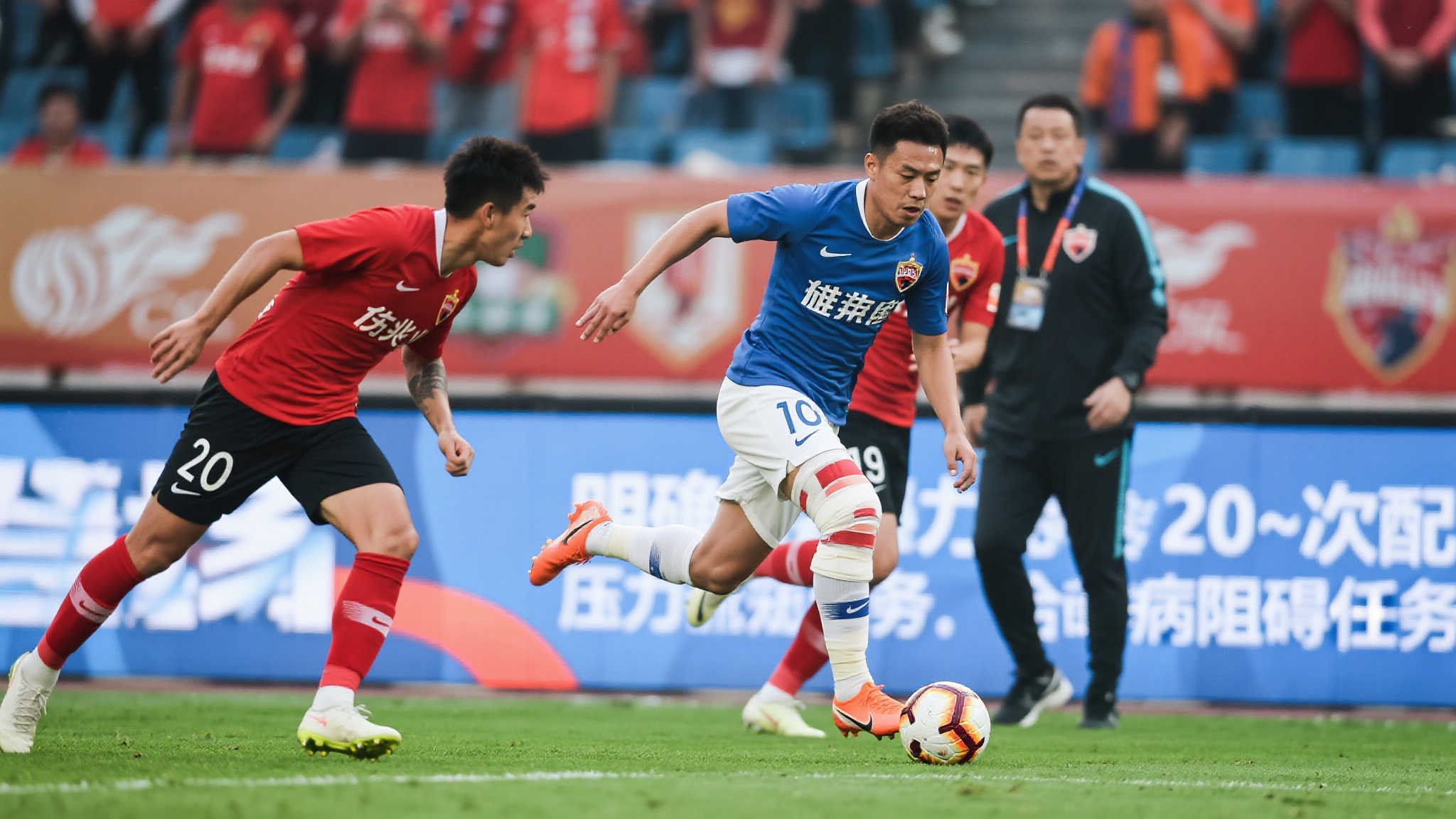 带伤上阵的哈利伯顿鼓励队友,步行者苦战惜败雷霆。 带伤上阵的哈利伯顿鼓励队友,步行者苦战惜败雷霆。